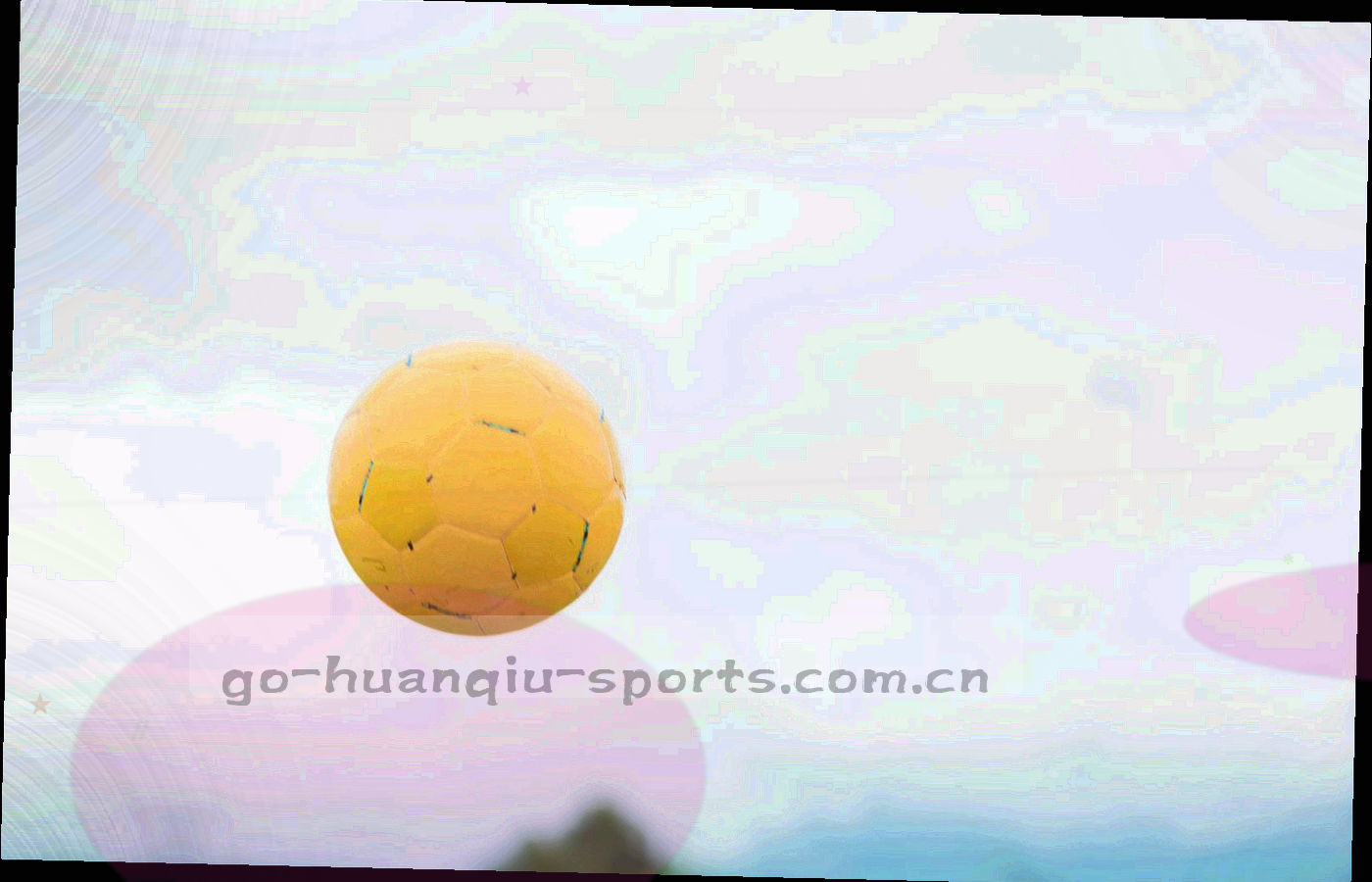 摊开的战报长图与屏幕上的图表面板并列摆放，纸面与背光形成高对比光影